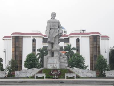 Памятник императору Ле Лой Памятник императору Ле Лой