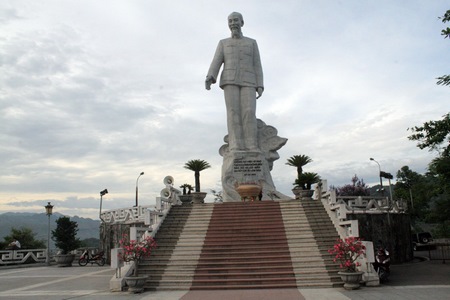 Памятник Дядюшке Хо